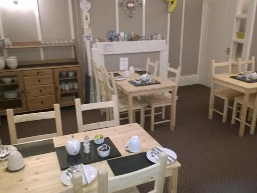 Waves Bed & Breakfast - Blackpool — Photos 1